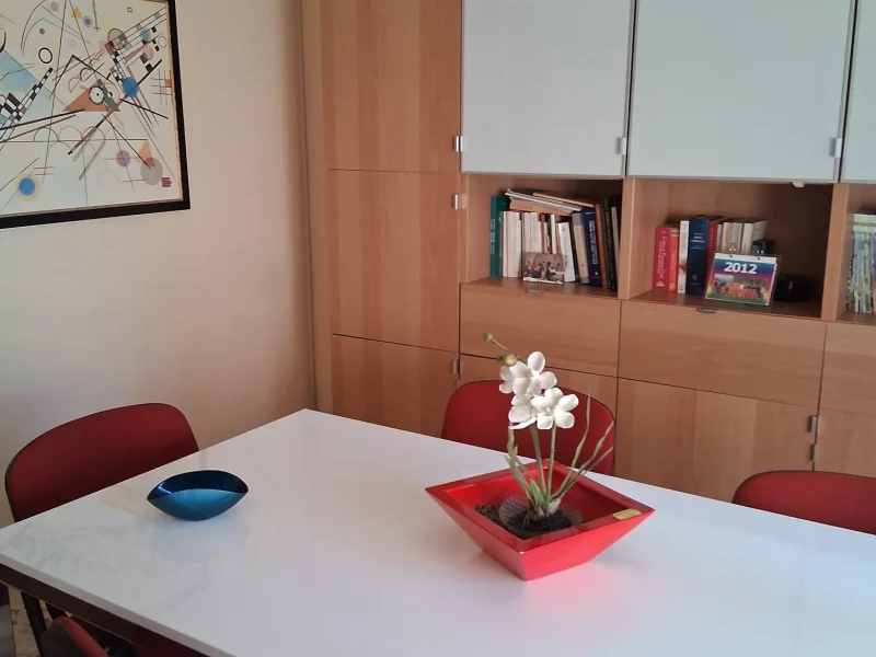 UFFICIO CON TAVOLO CENTRALE - Uffici Privati disponibile per prenotazione