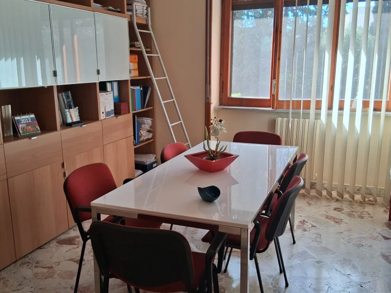 UFFICIO CON TAVOLO CENTRALE - Foto 3