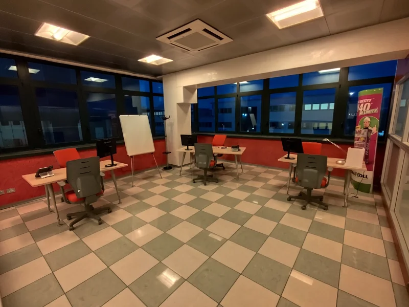 Ufficio stanza tipo 3 - Uffici Privati disponibile per prenotazione