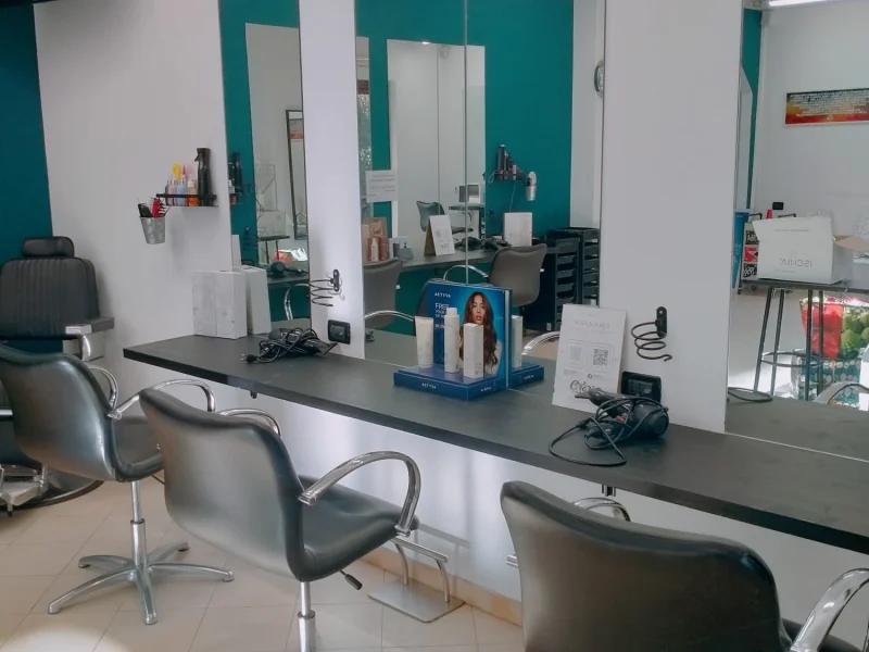 POLTRONA ACCONCIATORE - Postazione disponibile per prenotazione