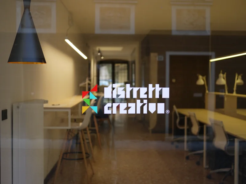 Postazione in ambiente condiviso - Coworking disponibile per prenotazione