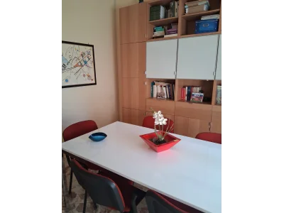 UFFICIO CON TAVOLO CENTRALE a Salerno