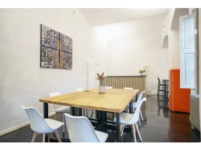 Social Table per coworking a Torino