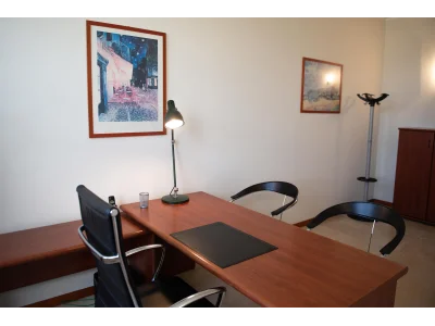 Ufficio una scrivania a Brescia