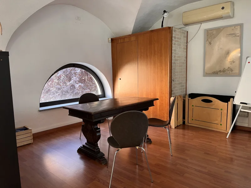 Studio luminoso con volte storiche nel centro di Chieri – ideale per corsi, consulenze e riunioni